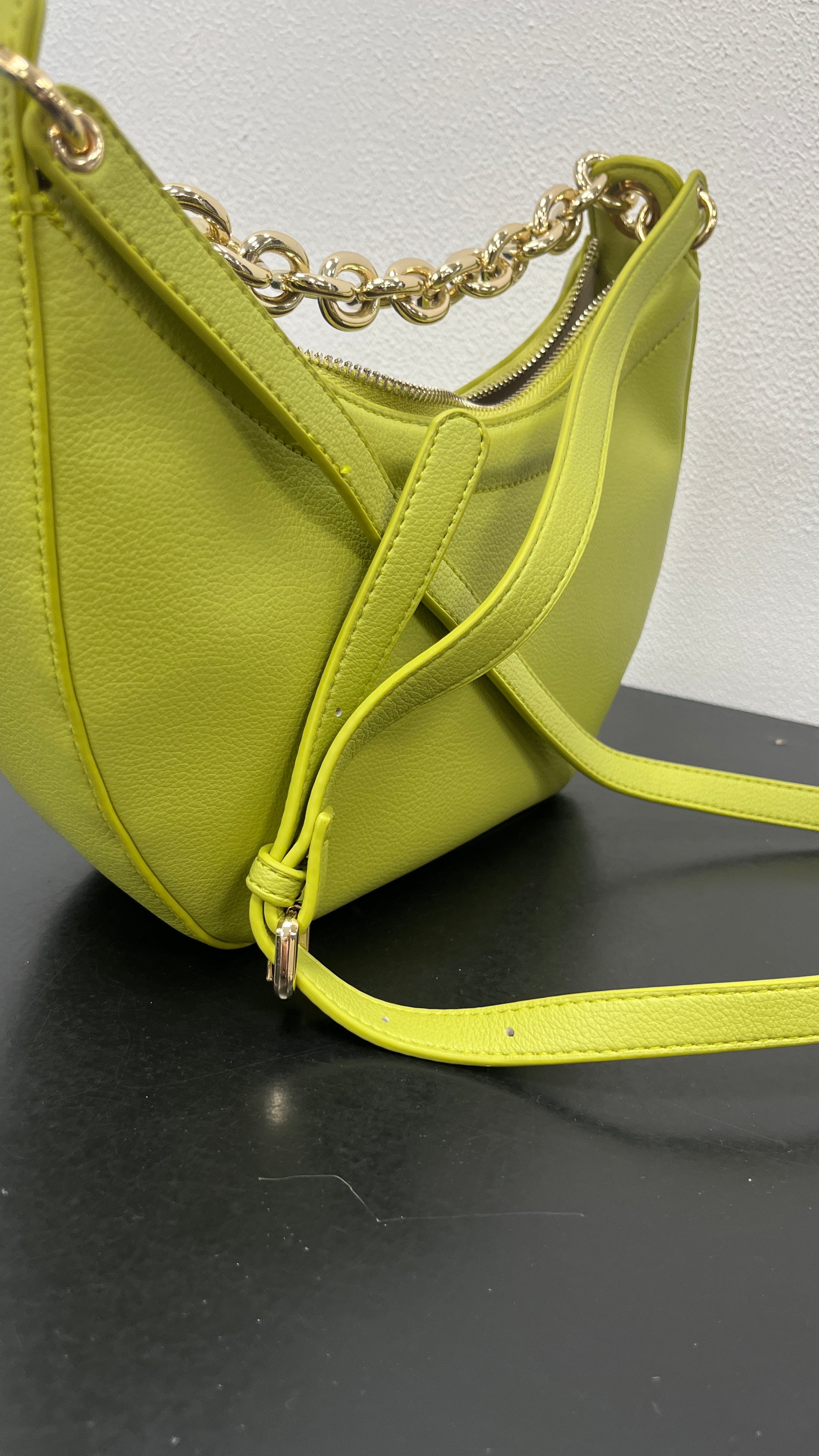 BORSA MEZZALUNA CON CATENA E TRACOLLA GAELLE