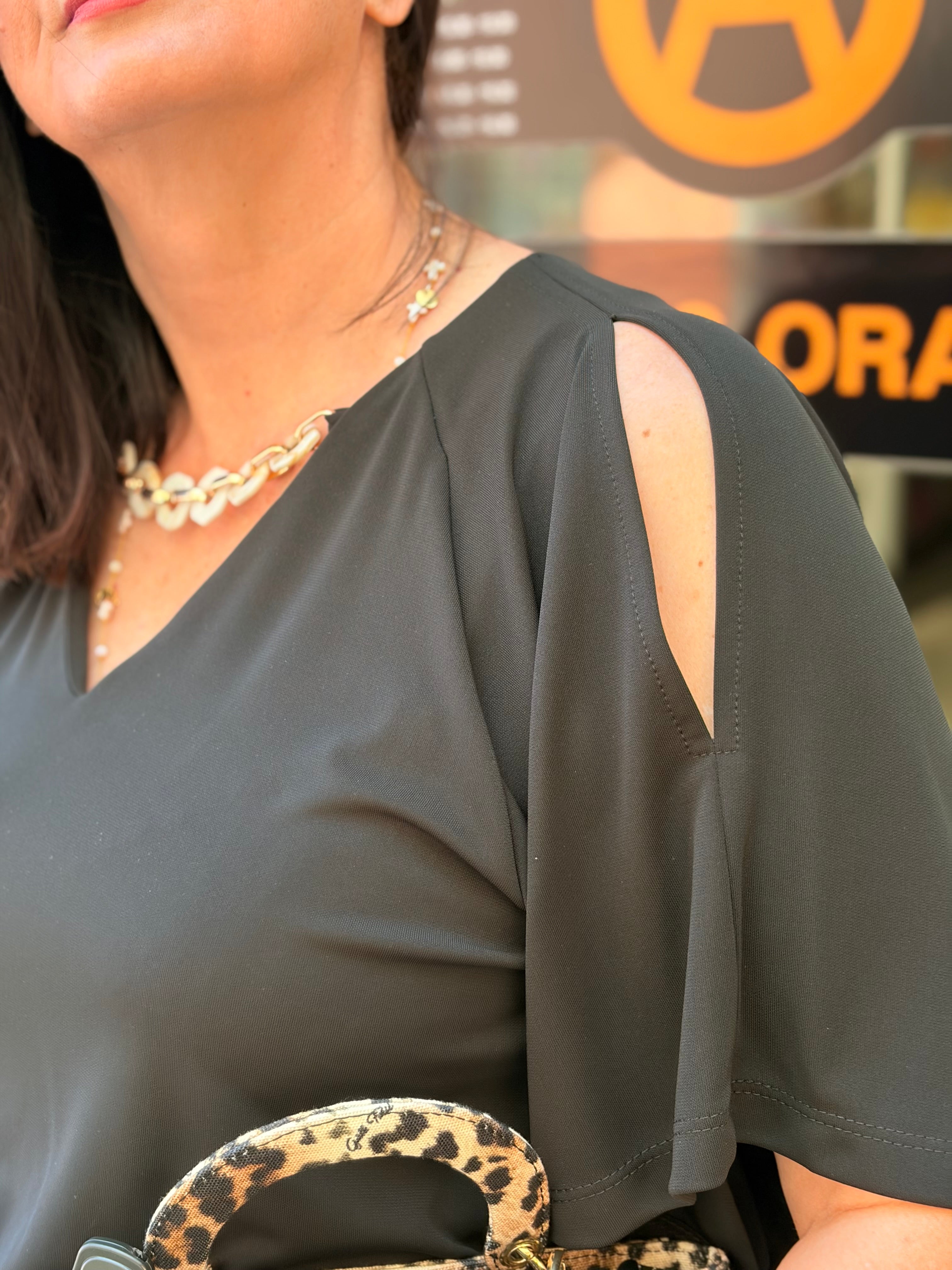 BLUSA CON COLLANA SCOLLO V OLTRETEMPO