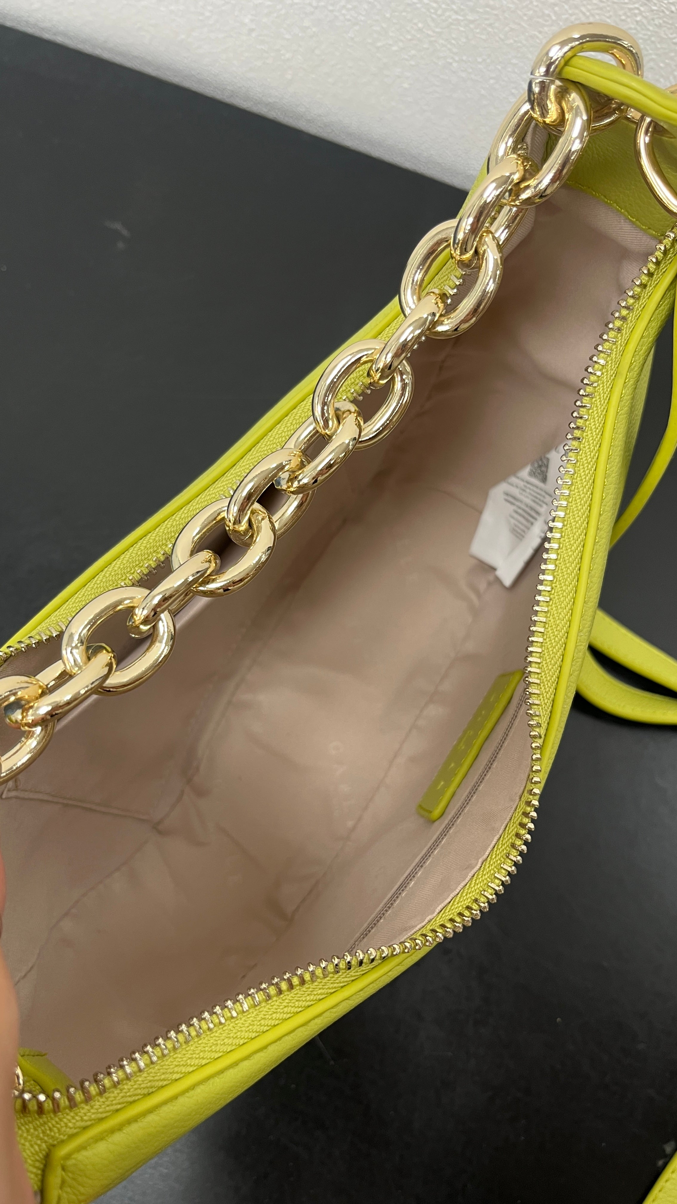 BORSA MEZZALUNA CON CATENA E TRACOLLA GAELLE