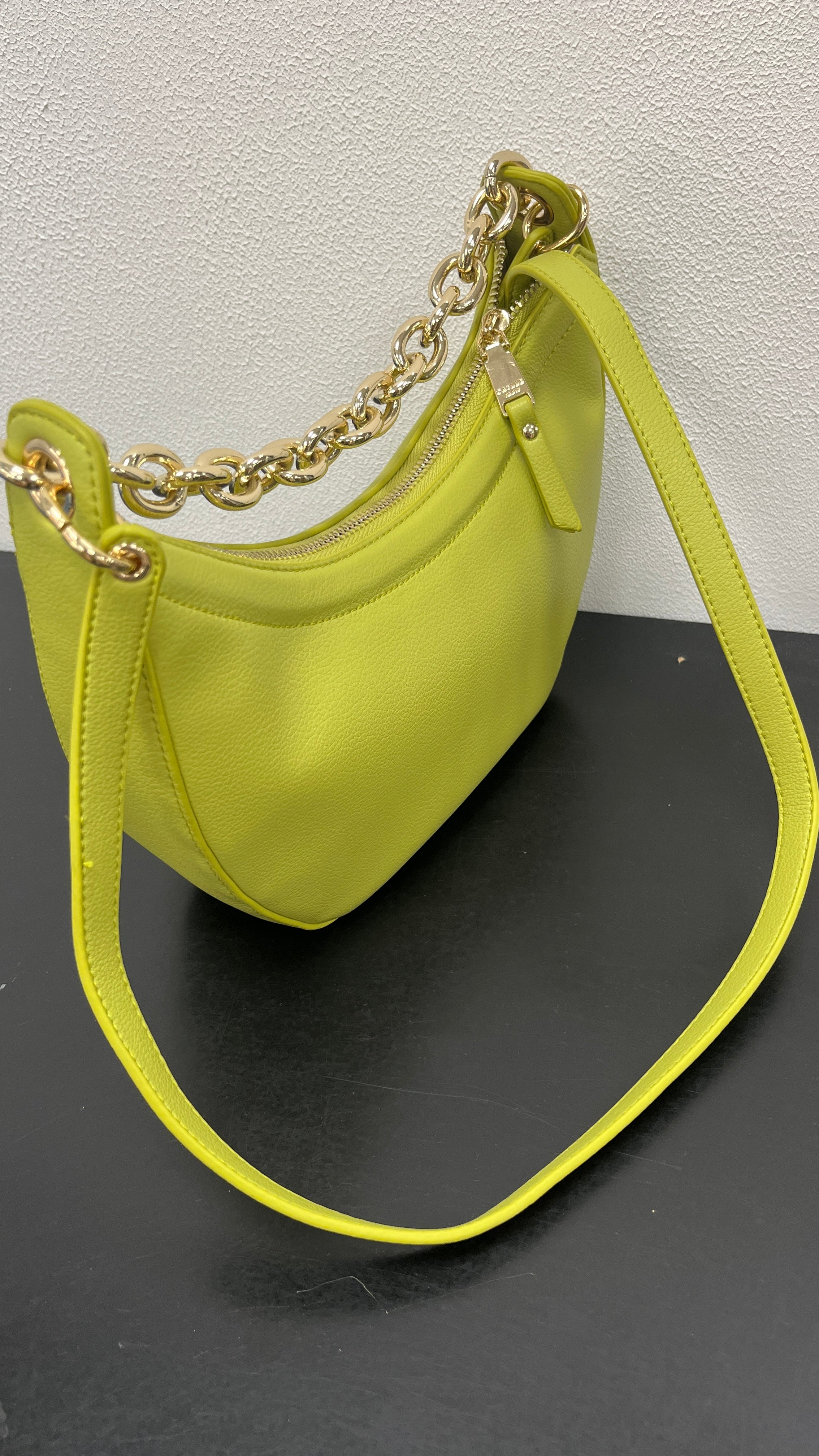 BORSA MEZZALUNA CON CATENA E TRACOLLA GAELLE